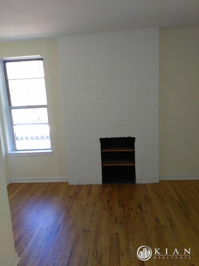 Building Photo - 304 W 10th St