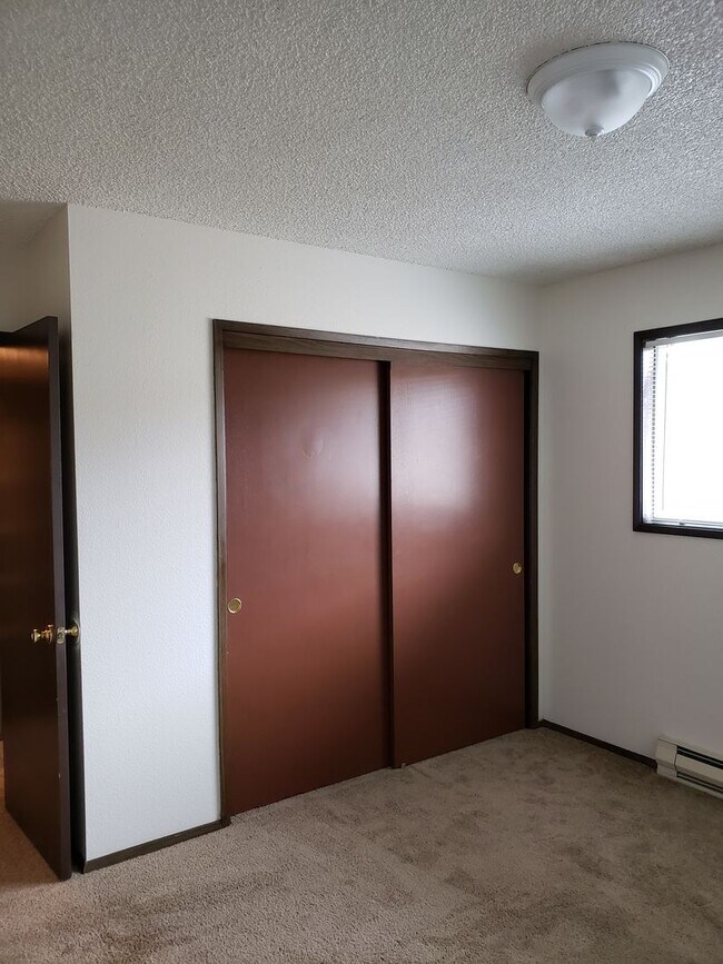 Building Photo - One Bedroom Apt Home - Central Forth Plain...