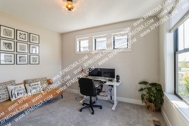 Foto del edificio - OVER 3,000 S.F.!!  5 Bedroom, 3.5 Bathroom...