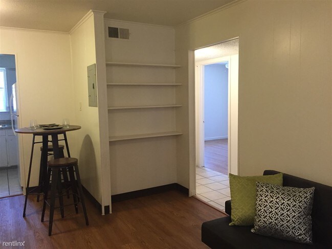 Foto del edificio - 2 br, 1 bath Apartment - University Manor