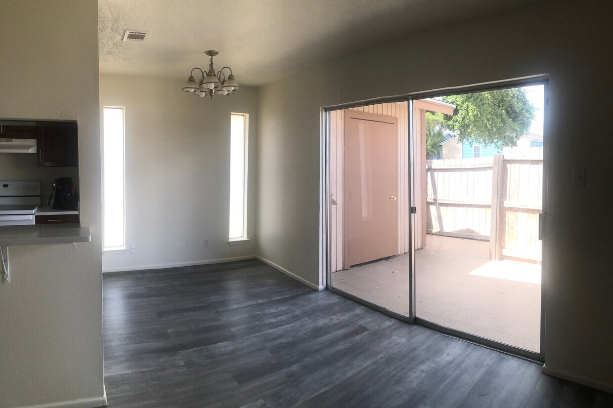 Building Photo - 1051 Country Club Dr