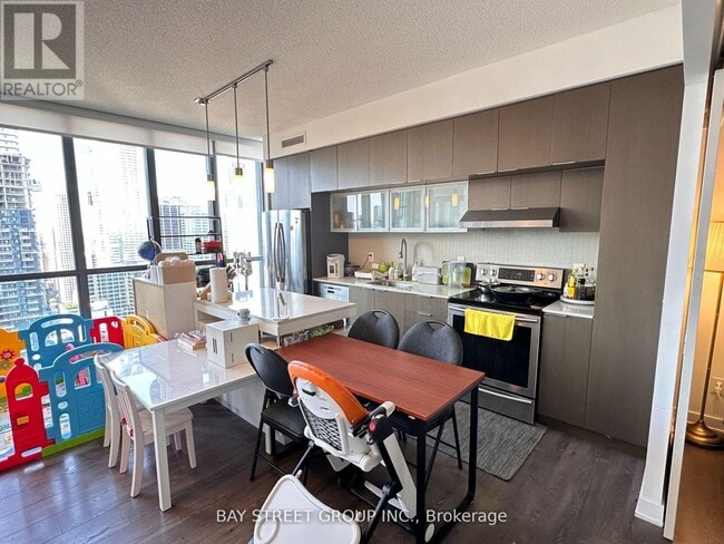 Building Photo - 110 Charles St E