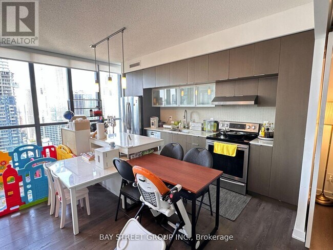 Photo du bâtiment - 110 Charles St E