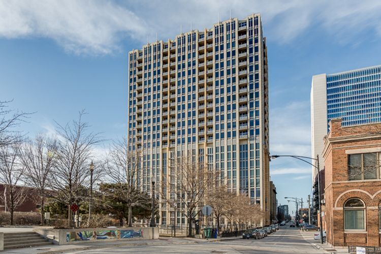 Primary Photo - 700 N Larrabee St