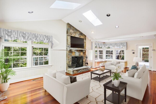 Building Photo - 4 br, 3.5 bath House - 6 Starlight Ct