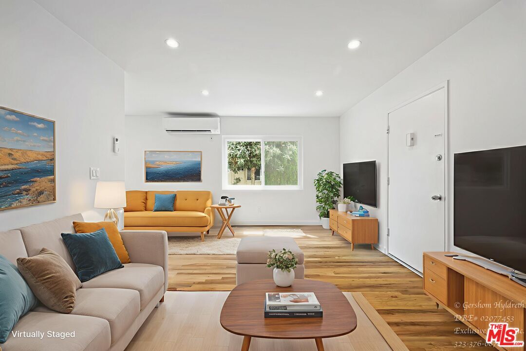 Foto principal - 6640 Woodman Ave