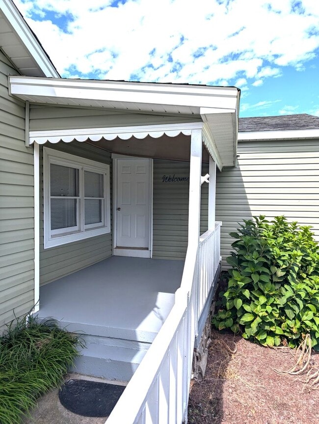 Building Photo - Stanley, 3 Bedroom!  2 Full Bathrooms.  La...