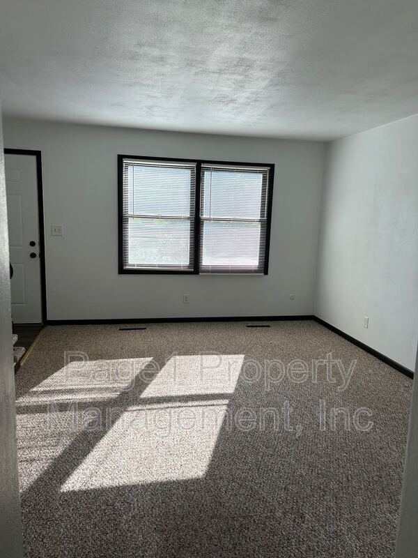 Building Photo - 2915 Grinnell Dr