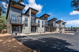 Building Photo - 2522 SW Yew Ave