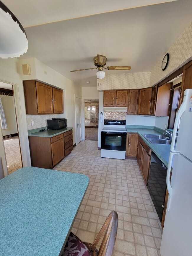 Kitchen - 4628 W 6th St