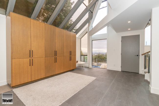Building Photo - 975 Aubeneau Cres