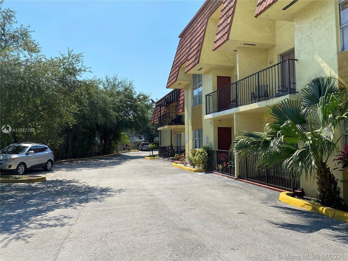 8009 W 6th Ave Unit L, Hialeah, FL 33014 Condo for Rent in Hialeah