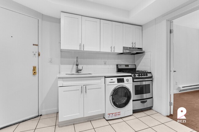Building Photo - 324 W 49th St