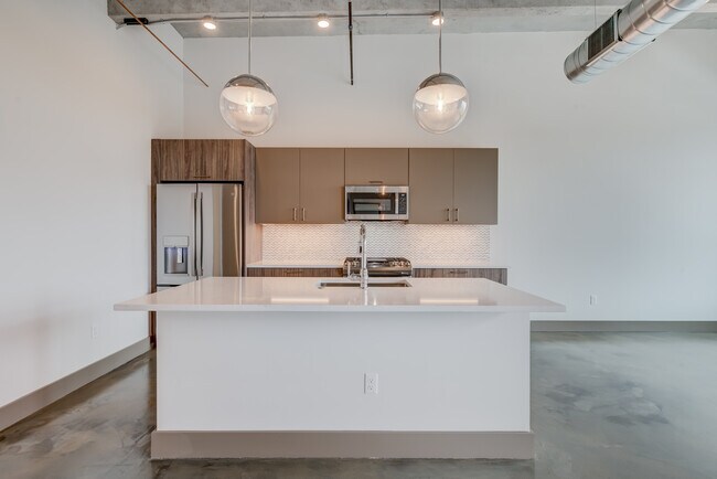 Building Photo - 415 E Pikes Peak Ave