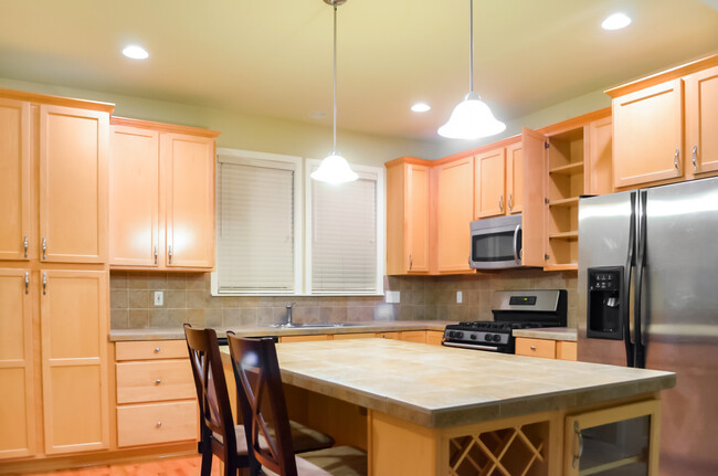 Building Photo - Modern 2-story in Sweetbrier. Private lot ...