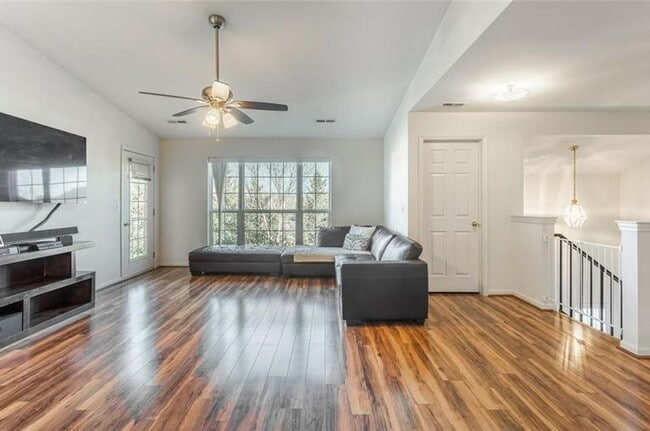 Building Photo - GORGEOUS COMMERCE TOWNSHIP 2 BED/2 BATH MO...
