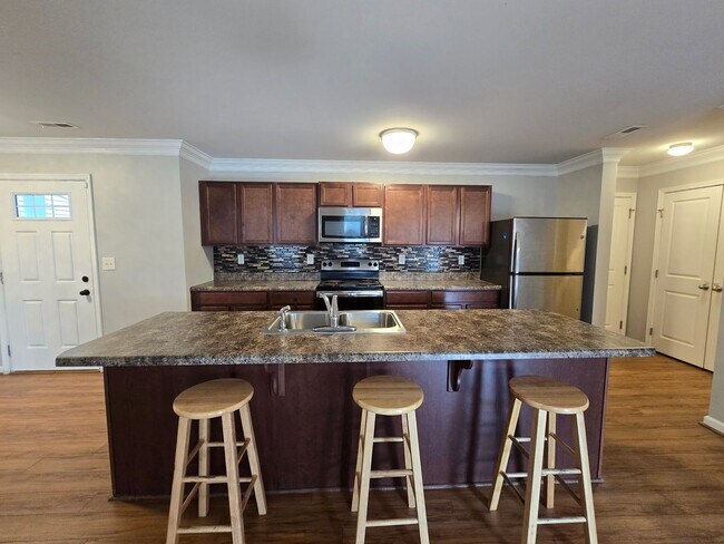 Foto del edificio - Beautiful  Home Available for Rent in Char...