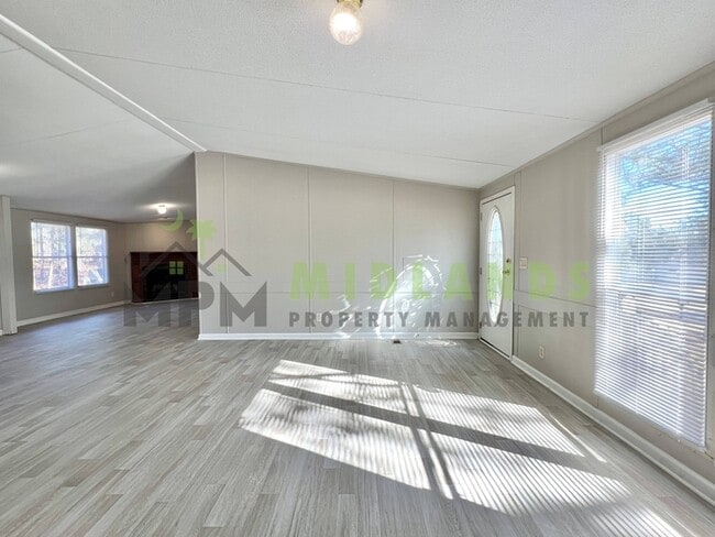 Foto del edificio - 323 Tabor Dr