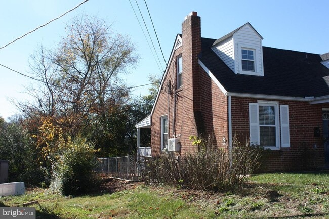 Building Photo - 423 Happy Creek Rd