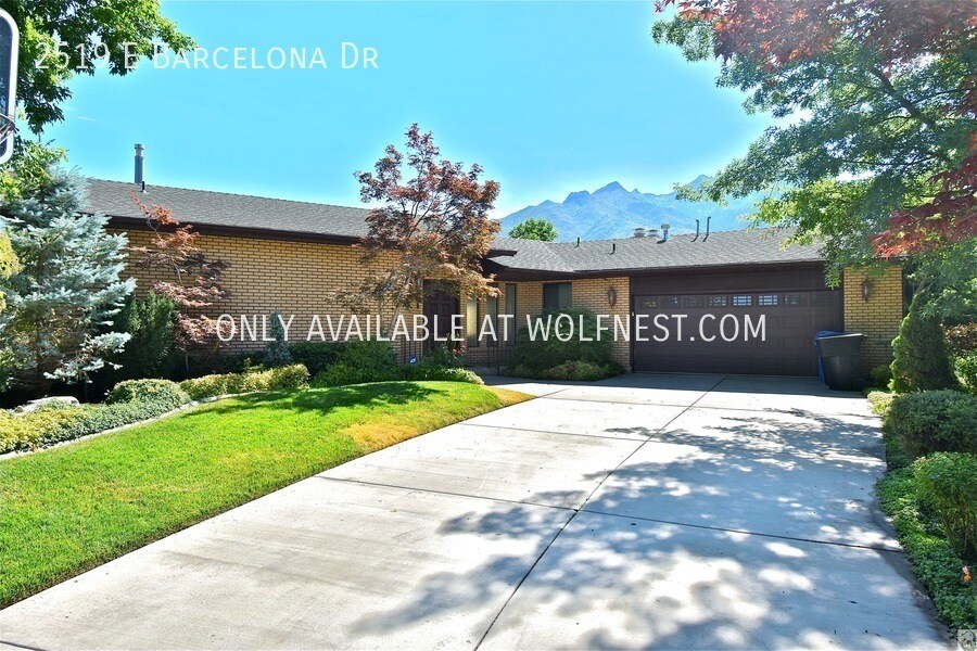 Primary Photo - Incredible 5 Bedroom Willow Creek Home! No...