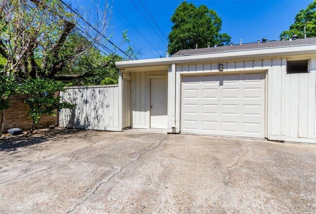 Building Photo - 457 Bendwood Dr