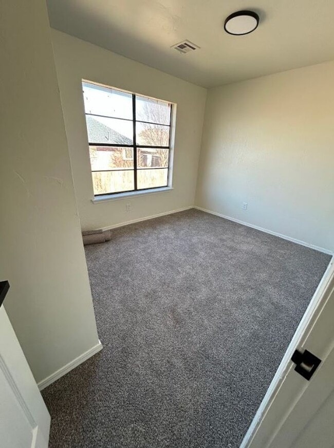Building Photo - 5 Bedroom Duplex!!