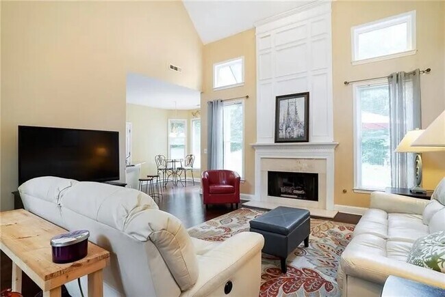 Building Photo - 3915 High Gables E