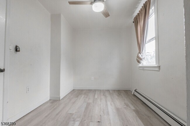 Foto del edificio - 253 Goldsmith Ave