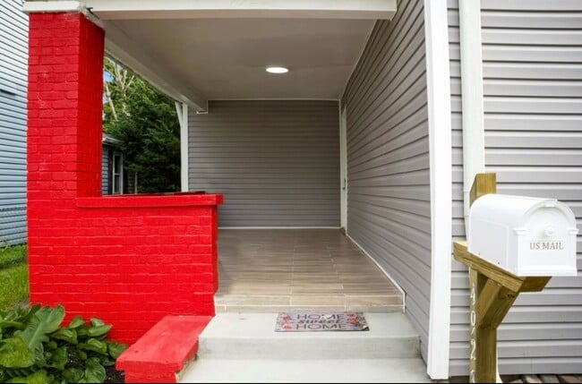 Building Photo - 4923 E University Ave