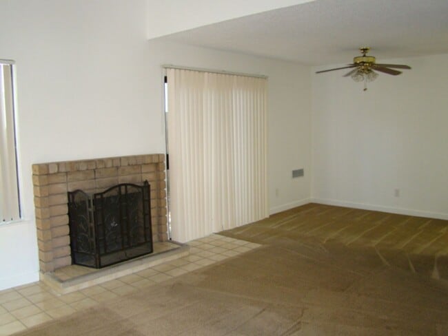 Foto del edificio - Townhouse 3 bedroom 2.5 bath, 2 car garage, new paint, new floors