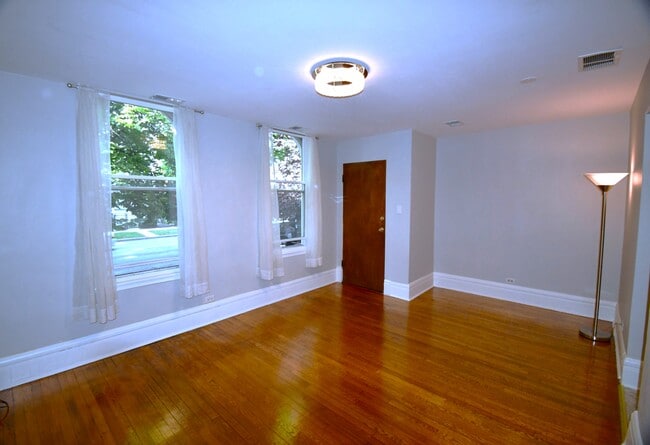 Photo - 1835 W Addison St Apartments