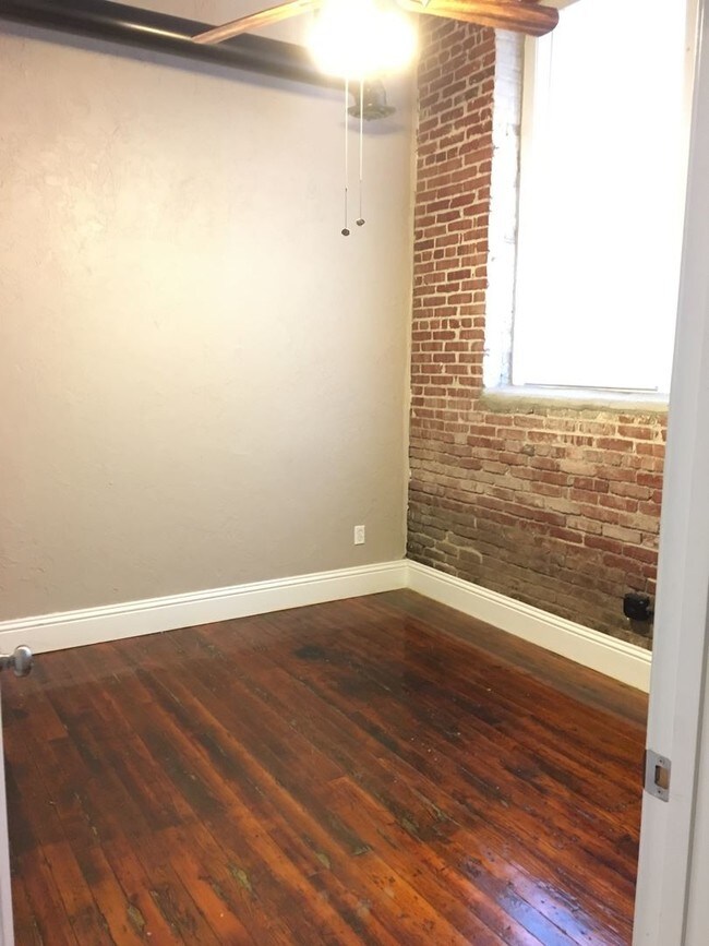 Building Photo - 1410 MONROE St