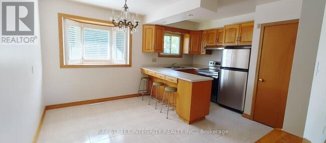 Building Photo - 11 Southill Dr