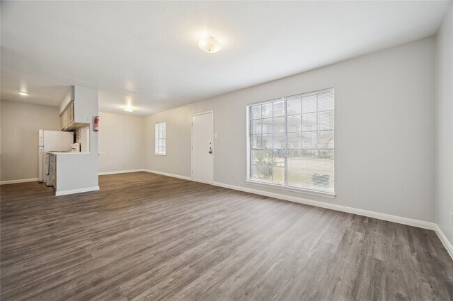 Foto del edificio - 1716 Crownover Rd