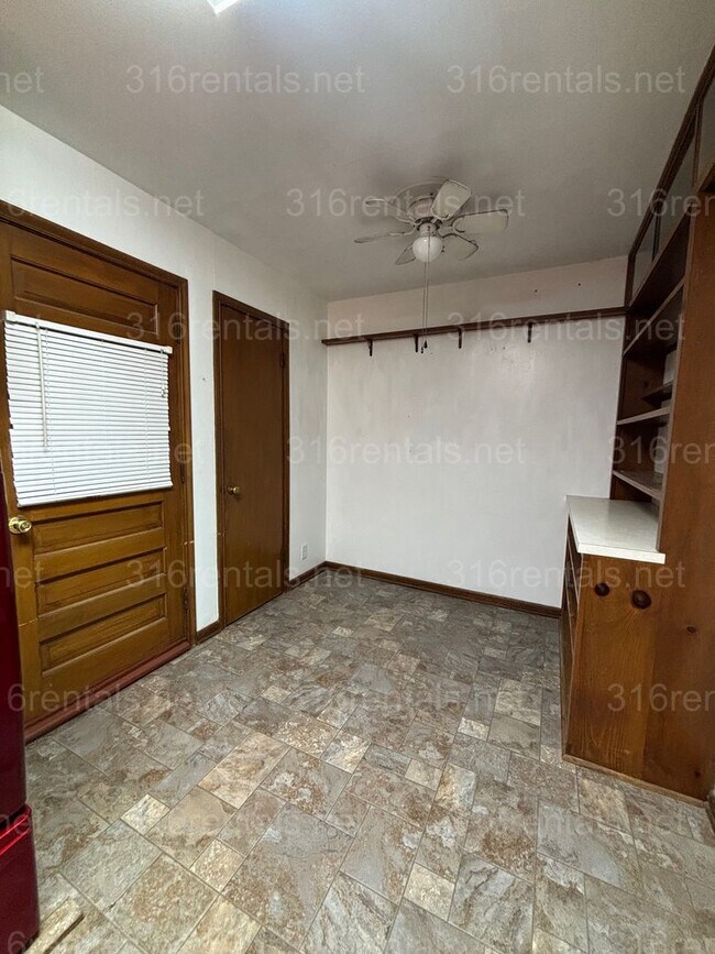 Foto del edificio - Three bedroom one bath house available now!