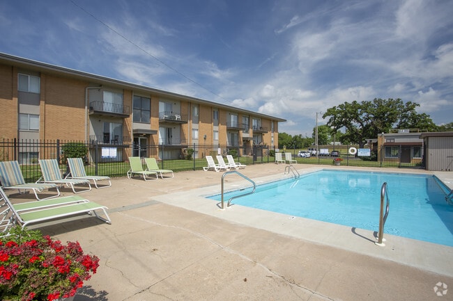 Building Photo - Skyline Apartments
