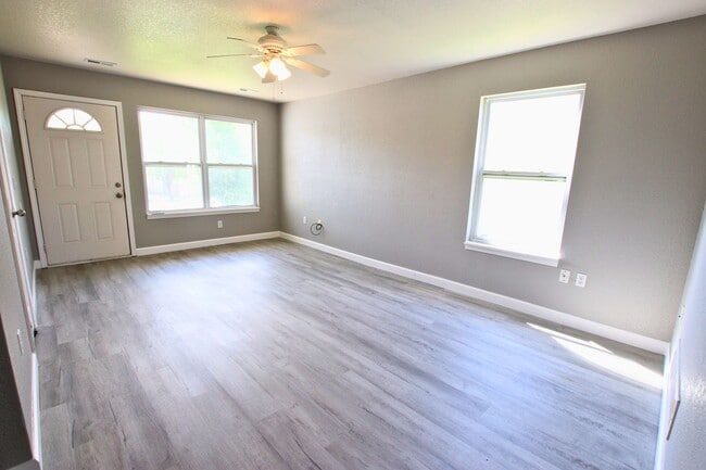Building Photo - 709 Elliott Ln