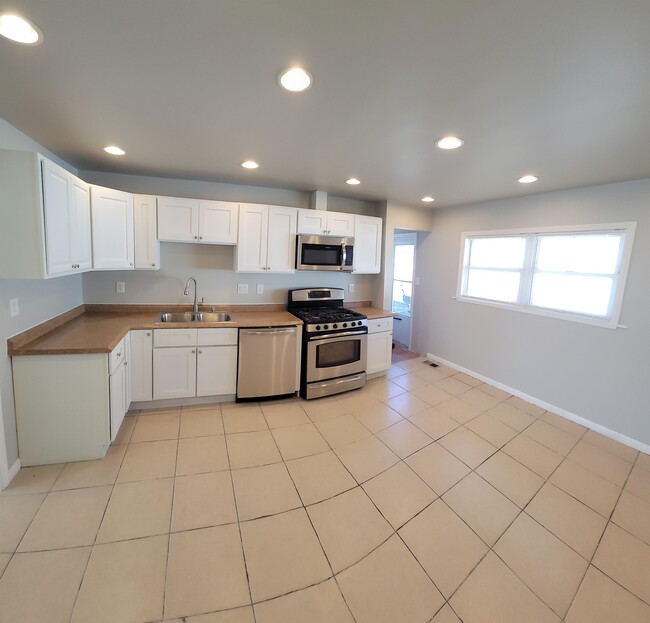 Building Photo - 46 Beacon Ave