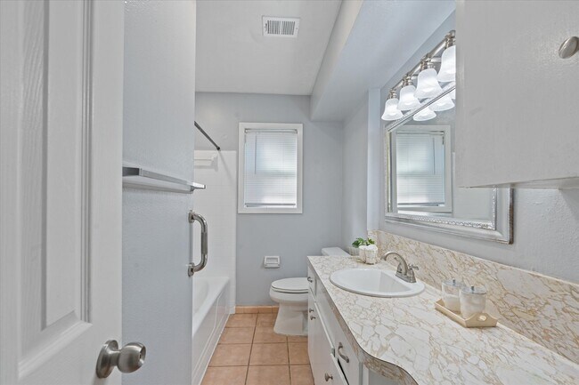 Foto del edificio - 906 Alyse St