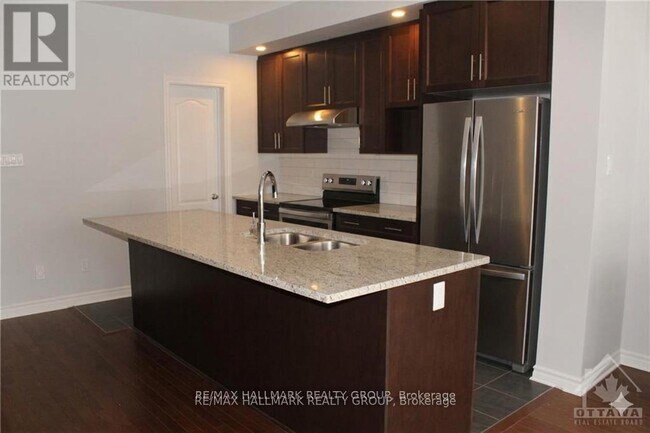 Building Photo - 148 Jardiniere St