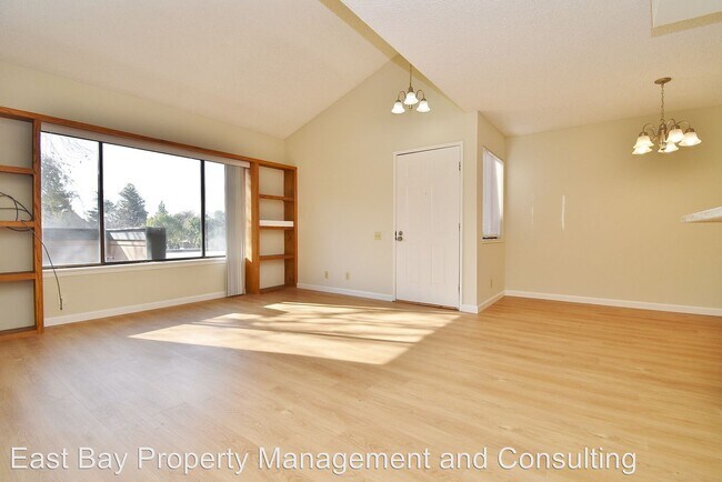 Building Photo - 3 br, 2 bath House - 214 E. Warren Cmn.