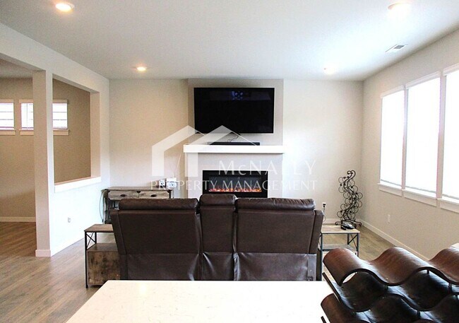 Foto del edificio - 5-Bedroom Home in Stetson Heights Backing to Greenbelt
