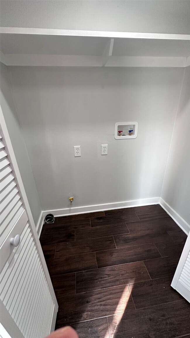 Building Photo - 412 Caplin St