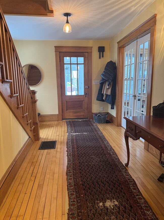 Foto del edificio - 3 bedroom, 2.5 bath home walking distance to Dartmouth College