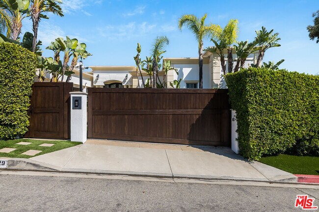 Foto del edificio - 9329 Nightingale Dr