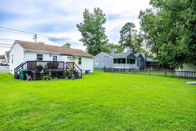 Building Photo - Fantastic Renovated home in Lakeside area
