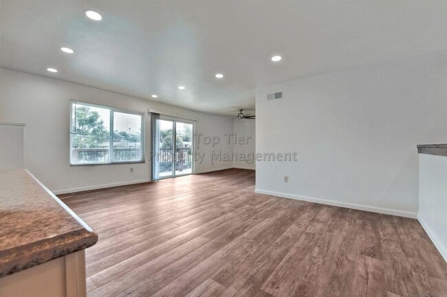 Building Photo - ***Beautiful 6 bed / 3 bath / 2,113 sqft H...