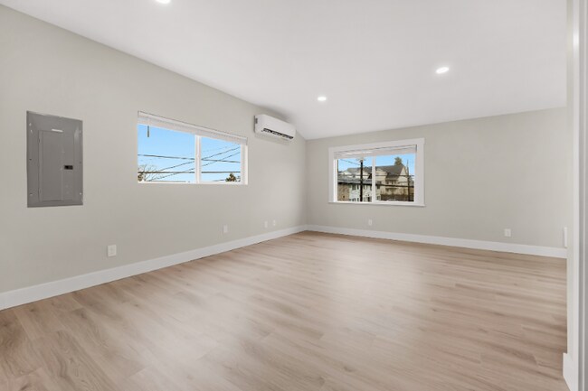 Building Photo - 1412 23rd St NE