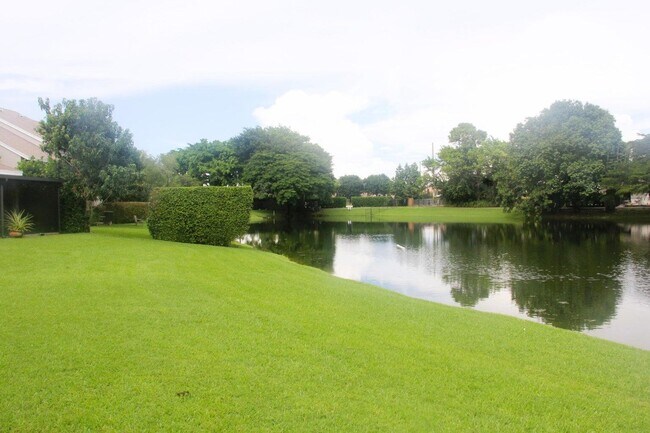 Foto del edificio - 6663 Boca Pines Trl