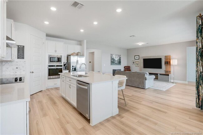 Foto del edificio - 6801 Cloverdale Ave